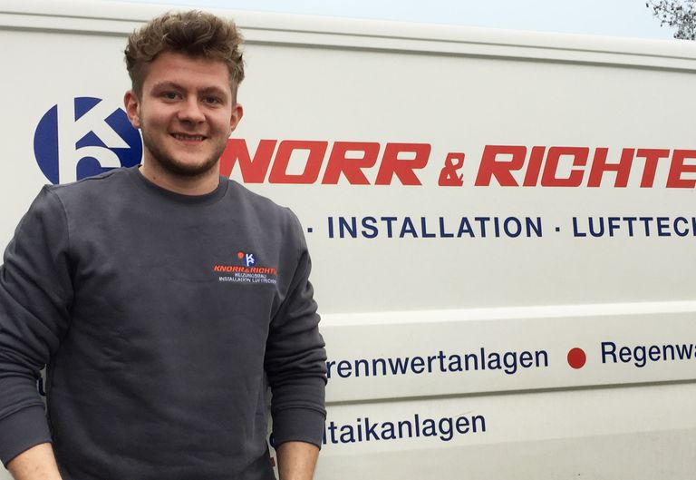 Model mit Sweatshirt von Knorr & Richter Heizungsbau