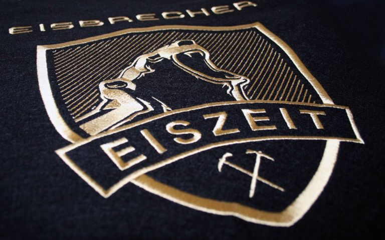 Vollständige Ansicht der Stickerei mit dem Logo für das Album Eiszeit der Band Eisbrecher