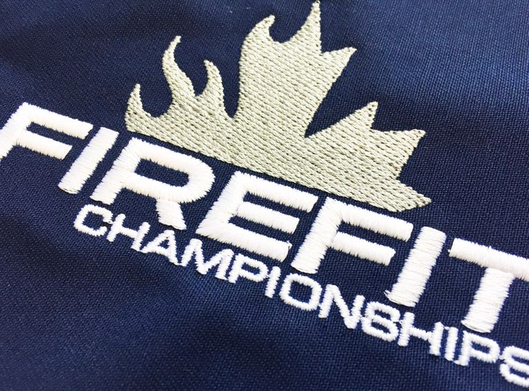 Detailaufnahme der Stickerei 'Firefit Championships'
