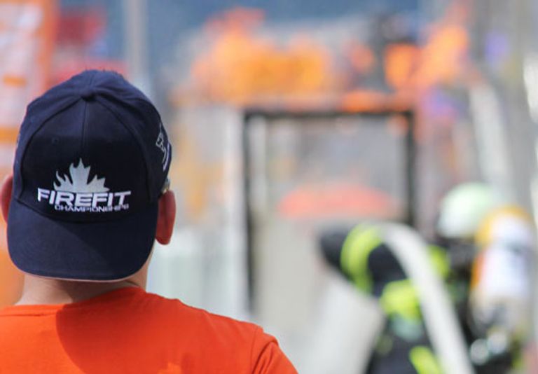 Rückansicht eines Models mit 'Firefit Rodgau' Baseballcap