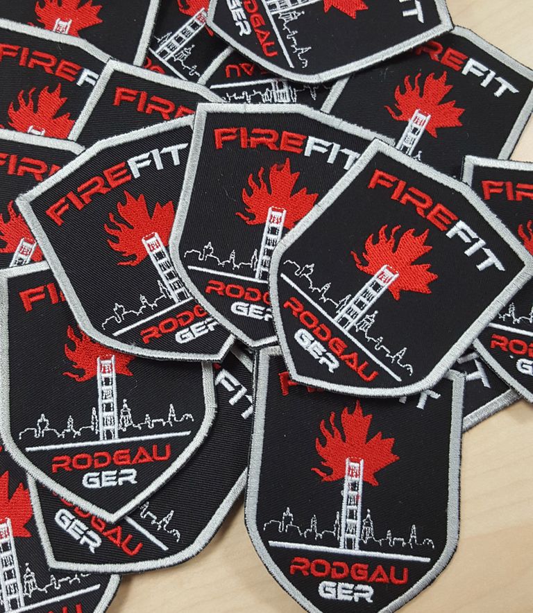 Ein Stapel mit Patches von 'Firefit Rodgau'