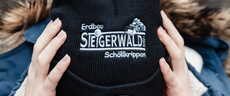 Detailaufnahme der Logo-Stickerei der 'Erdbau Steigerwald GmbH Schöllkrippen'
