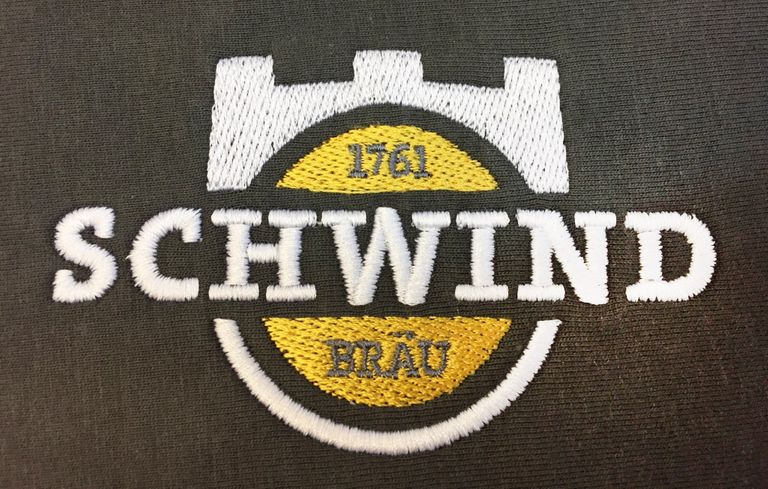 Vollständige Ansicht der Logo-Stickerei von Schwind Bräu Aschaffenburg