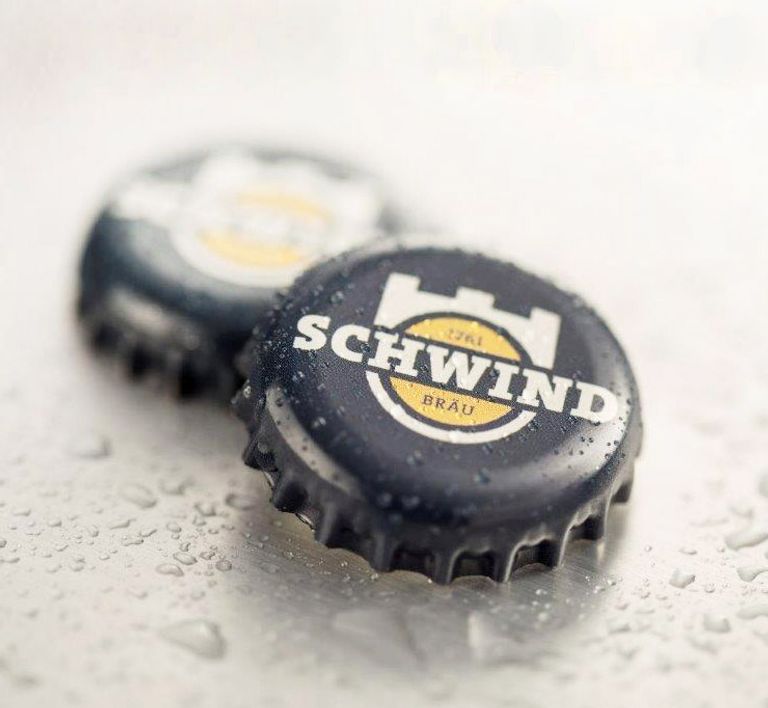 Zwei Kronkorken von Schwind Bräu Aschaffenburg