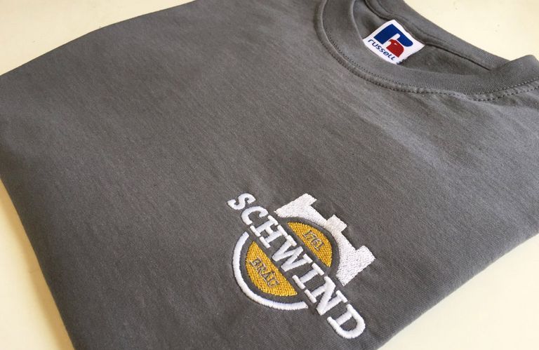 Gesticktes Logo von Schwind Bräu Aschaffenburg auf einem Sweatshirt