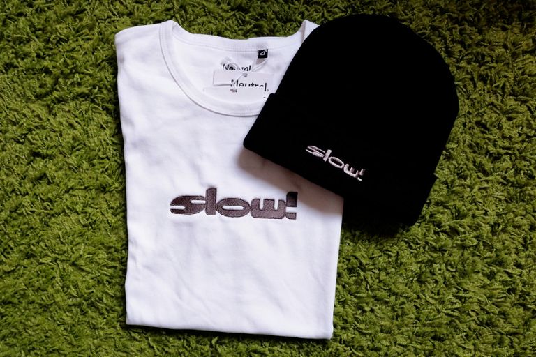 T-Shirt und Beanie 'slow'